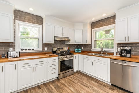 Private kitchen | Fridge, microwave, oven, stovetop