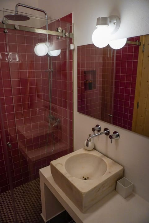 Combined shower/tub, hair dryer, towels, soap