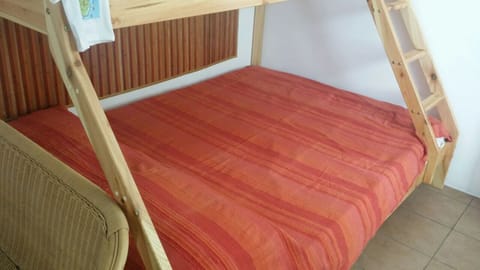 1 bedroom, bed sheets