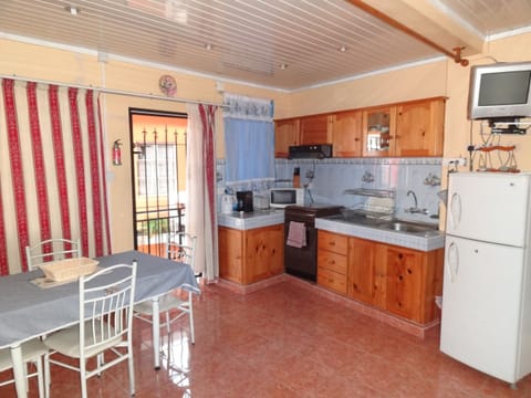 Private kitchen | Microwave, coffee/tea maker, cookware/dishes/utensils