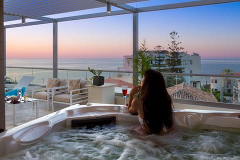 rooftop indoor heated spa bathtub (Jacuzzi) with sea view
