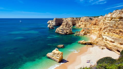 Beach nearby, sun loungers, beach towels