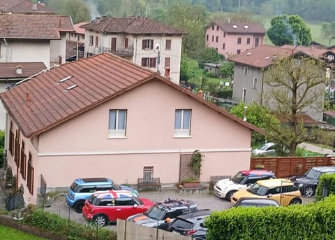 The wide private parking lot on the back of the villa.