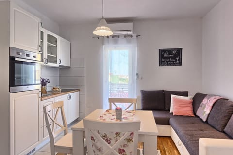 Kitchen and dining room area