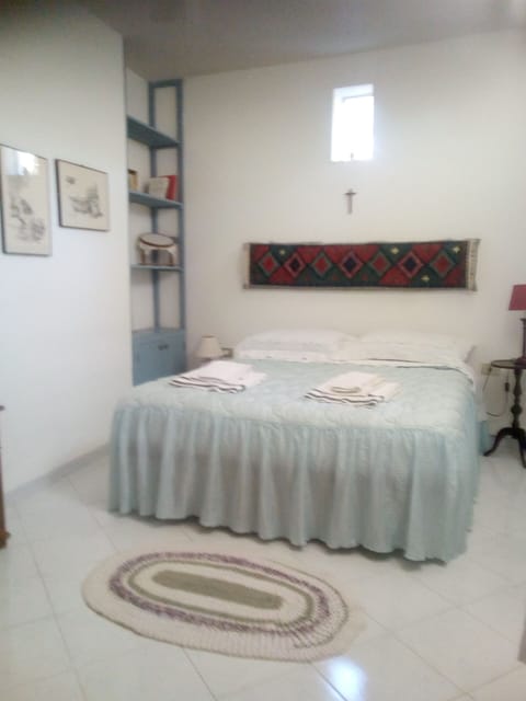 2 bedrooms, iron/ironing board, bed sheets, wheelchair access