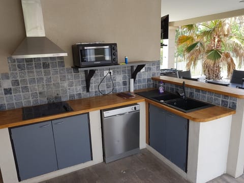 Outdoor kitchen, with grill, ceramic hob, dishwasher, sink, fridge-freezer
