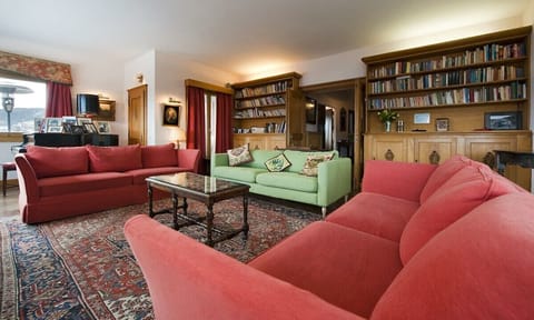 sittingroom with grand piano