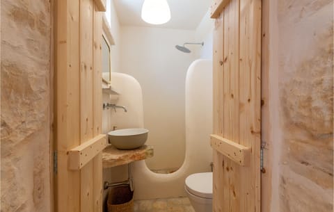 Combined shower/tub