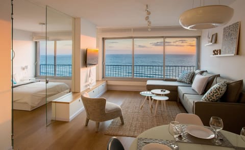 Breathtaking sea views. A curtain on the glass wall can be closed for privacy.