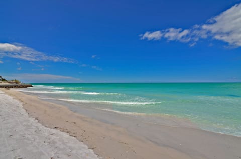 Beach nearby, sun loungers, beach towels