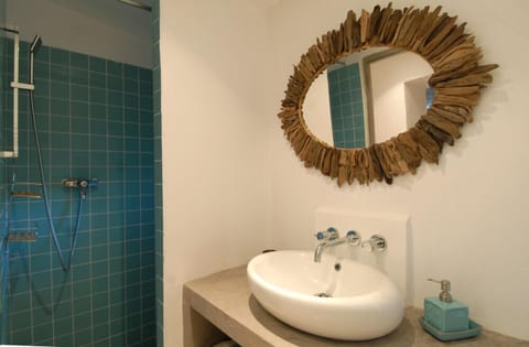 Combined shower/tub, hair dryer, towels