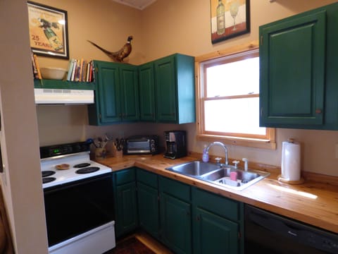 Kitchen With Full Size Aliances