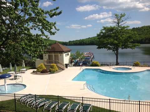 condo overlooks condo pool, spa and lake