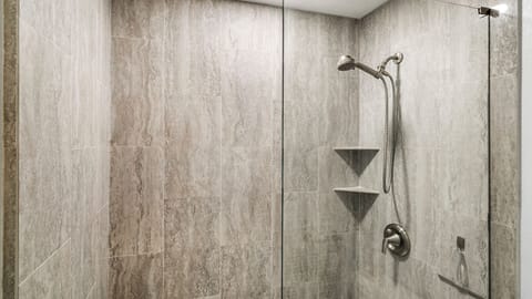 Combined shower/tub, hair dryer, towels