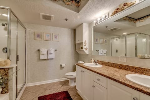 Combined shower/tub, towels