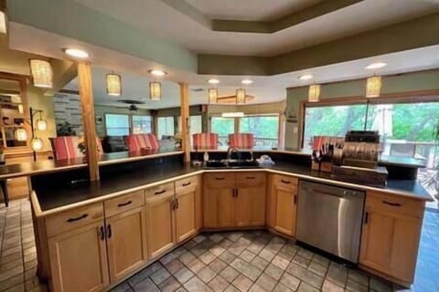 Fully Stocked Kichen! Enough cutlery, glassware etc. to feed the entire family 