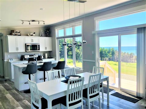 Private kitchen | Fridge, microwave, oven, stovetop