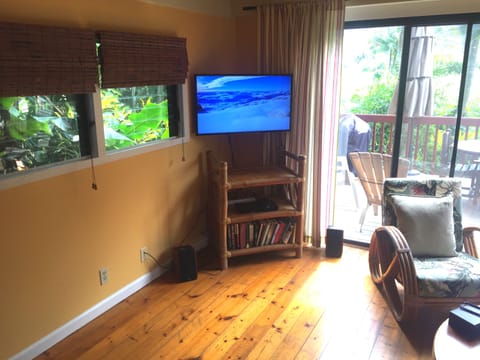 New 40 inch Samsung flat screen t.v. with cable, Blu-Ray DVD player.