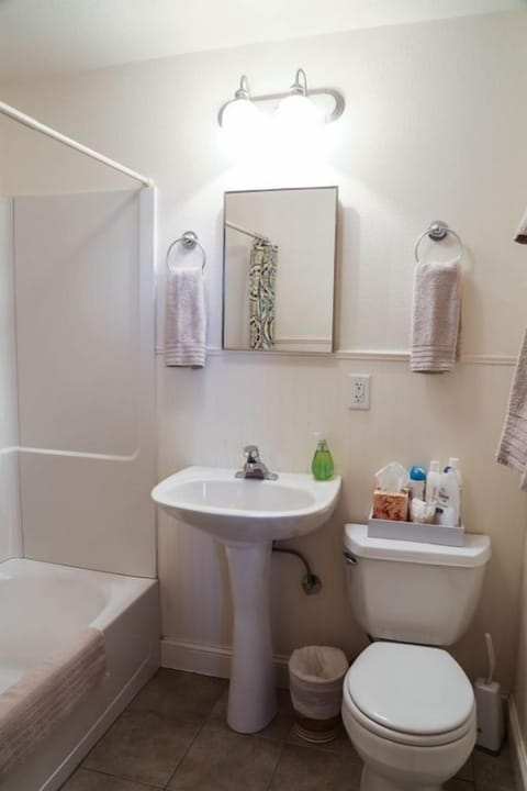 Combined shower/tub, hair dryer, towels