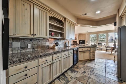 Private kitchen | Fridge, microwave, oven, stovetop