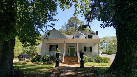 Circa 1873 - Eclectic W/POOL walking distance to Town Center 