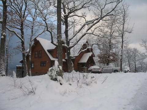 4100 sq. feet of Luxury.  Rocky Top dressed up in a rare winter snow. Christmas day - 2010.