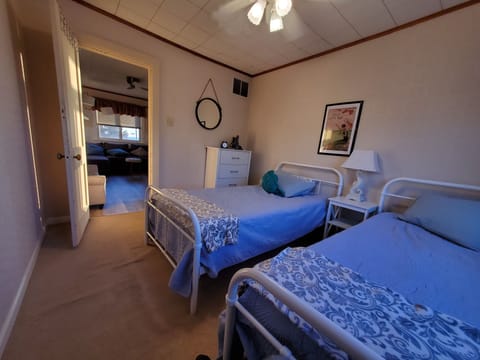 2 bedrooms, iron/ironing board, WiFi