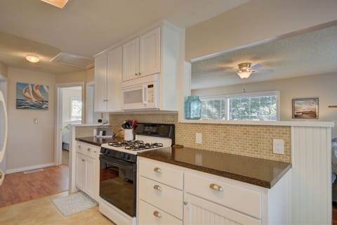 Natural gas range & microwave. 