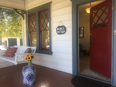 Welcome to Mimi's Downtown Cottage