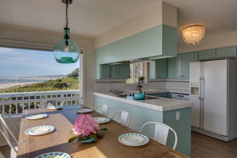 Kitchen/dining area great for family meals.