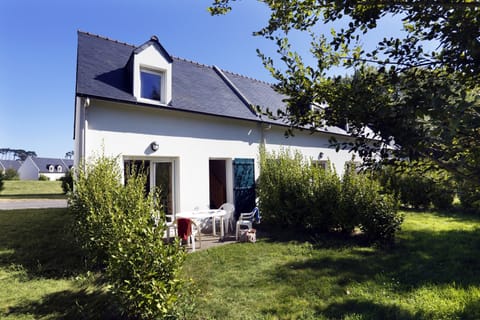 This house features a private entrance and a lovely balcony!