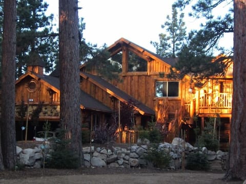 Year-round Log Rustic Cabin Elegance