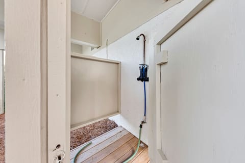 Combined shower/tub, hair dryer, towels