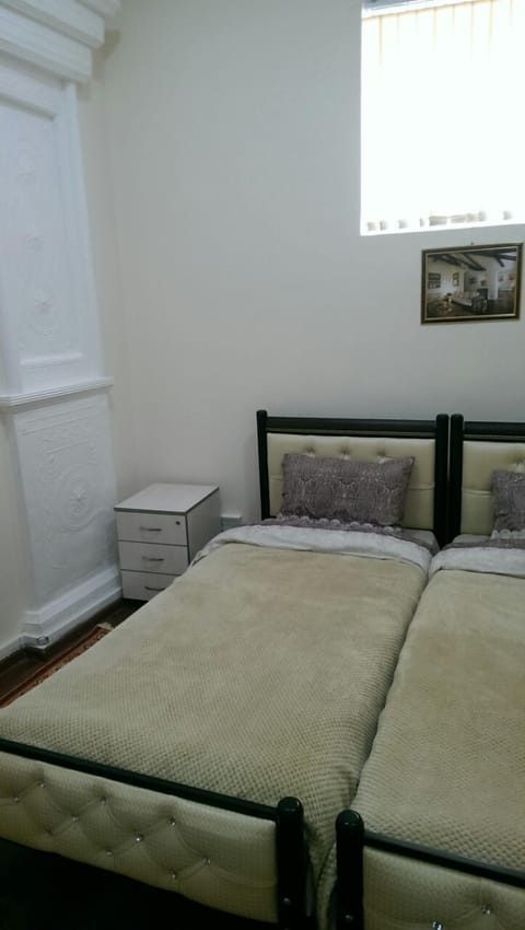 5 bedrooms, iron/ironing board, internet, bed sheets
