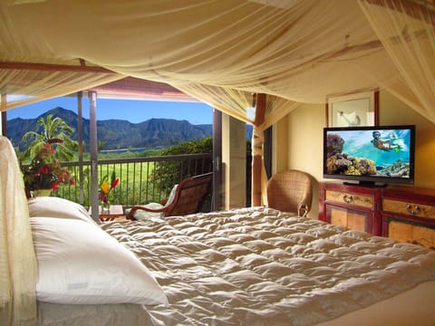 King Sized Canopy Bed in 8232 with Spectacular Ocean and Mountain View!