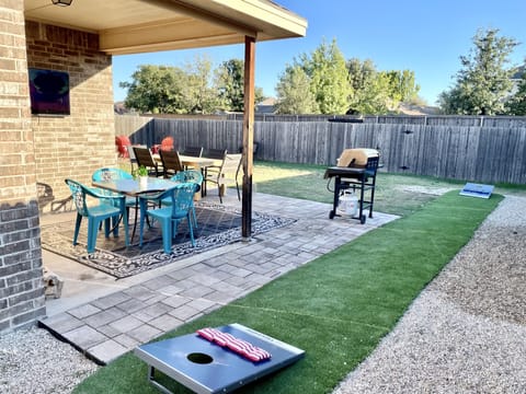 Great backyard space with plenty of outside seating!