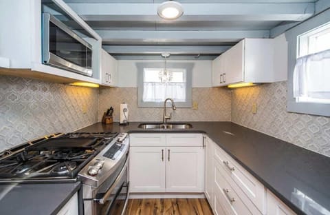 Modern Stainless Steel Gas Stove and Oven