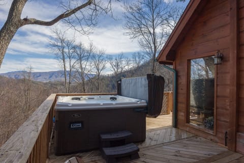 Oversize Hot Tub With Strong Jets, Lights Glow In The Water, Holds 6-7 People