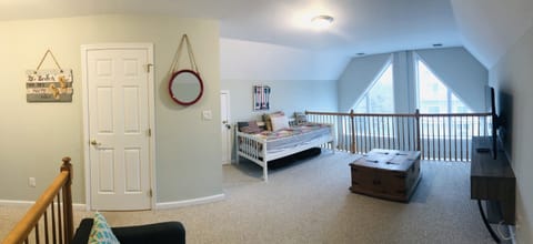 4 bedrooms, desk, cribs/infant beds, travel crib