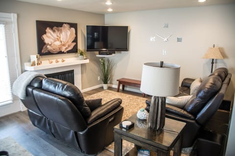Living room | Smart TV, fireplace, stereo