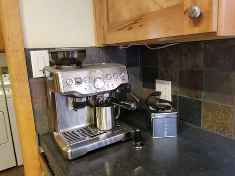 For the coffee lovers, enjoy the Expresso and drip coffee maker and French pres
