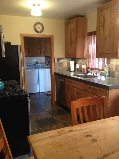 Open floor plan - kitchen, dining room and laundry room