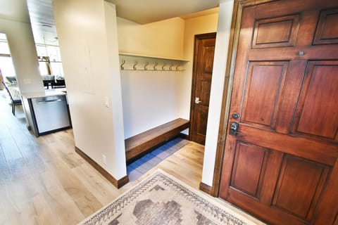 Entry with Boot Bench - Entry with Boot Bench