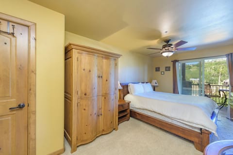 3 bedrooms, memory foam beds, travel crib, free WiFi