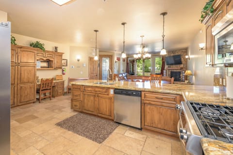 Private kitchen | Fridge, microwave, oven, stovetop