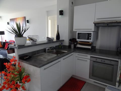 Kitchen open to the living room: the sea is visible even cooking!