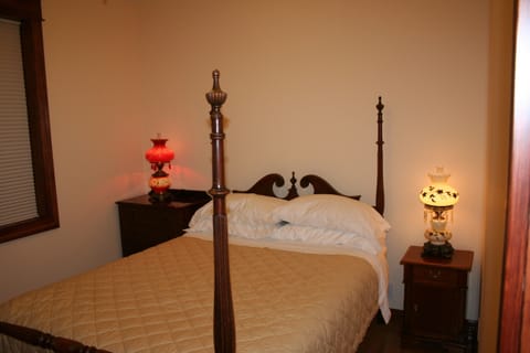 Queen bed in separate bedroom in Riversong