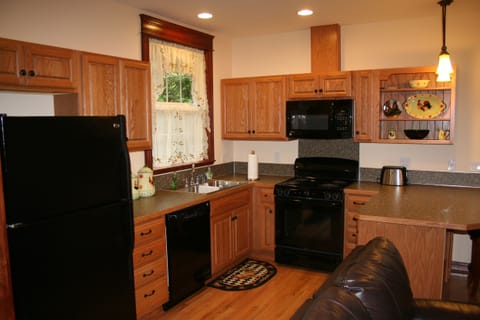 Riversong kitchen  Stove, oven & micro, dishwasher, icemaker in refrig, 