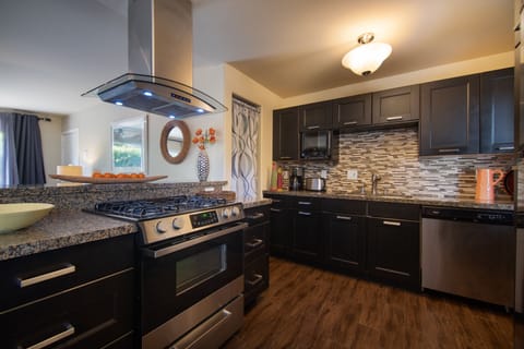 Modern well equipped kitchen 