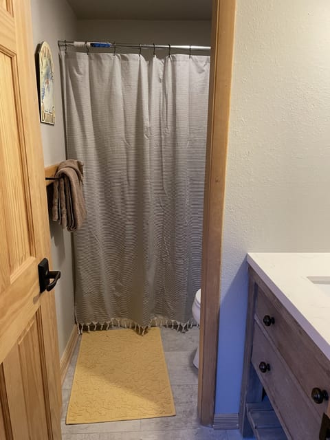 Combined shower/tub, hair dryer, towels